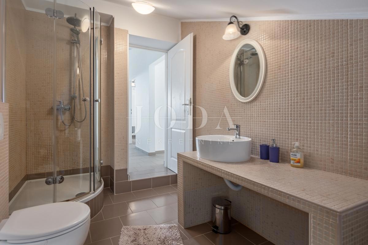 Počitniška hiša z bazenom v Bribirju