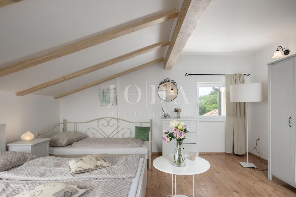 Počitniška hiša z bazenom v Bribirju