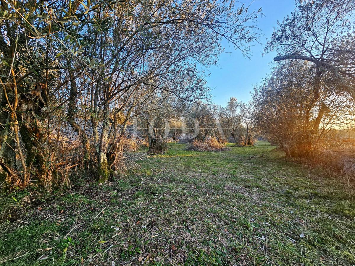 Zazidljivo zemljišče z delnim pogledom na morje