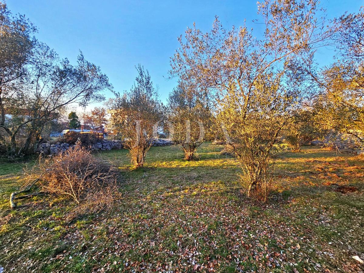 Zazidljivo zemljišče z delnim pogledom na morje