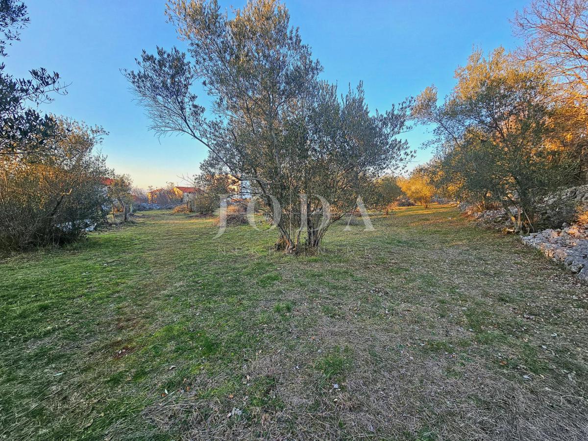 Zazidljivo zemljišče z delnim pogledom na morje