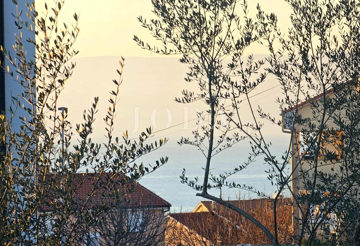 Zazidljivo zemljišče z delnim pogledom na morje