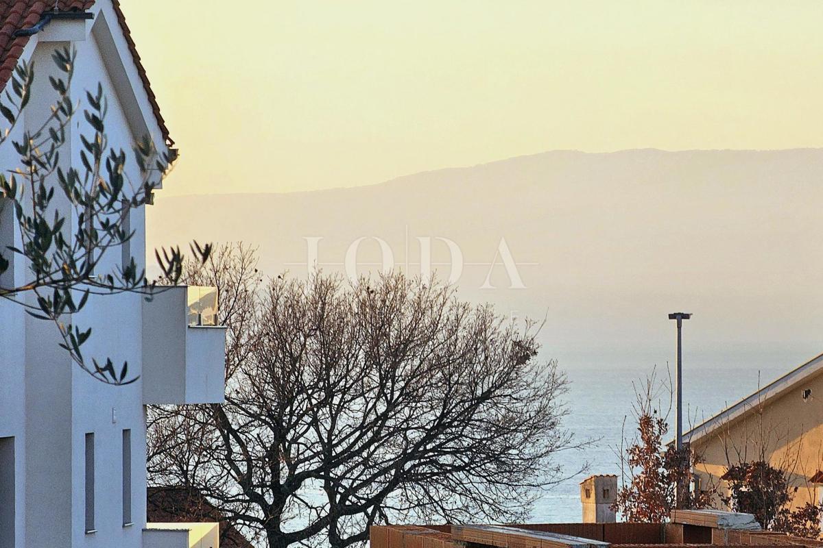 Zazidljivo zemljišče z delnim pogledom na morje