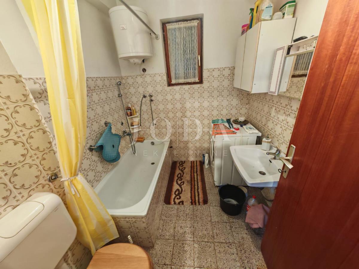 Hiša 100m od morja s 6 stanovanjskimi enotami