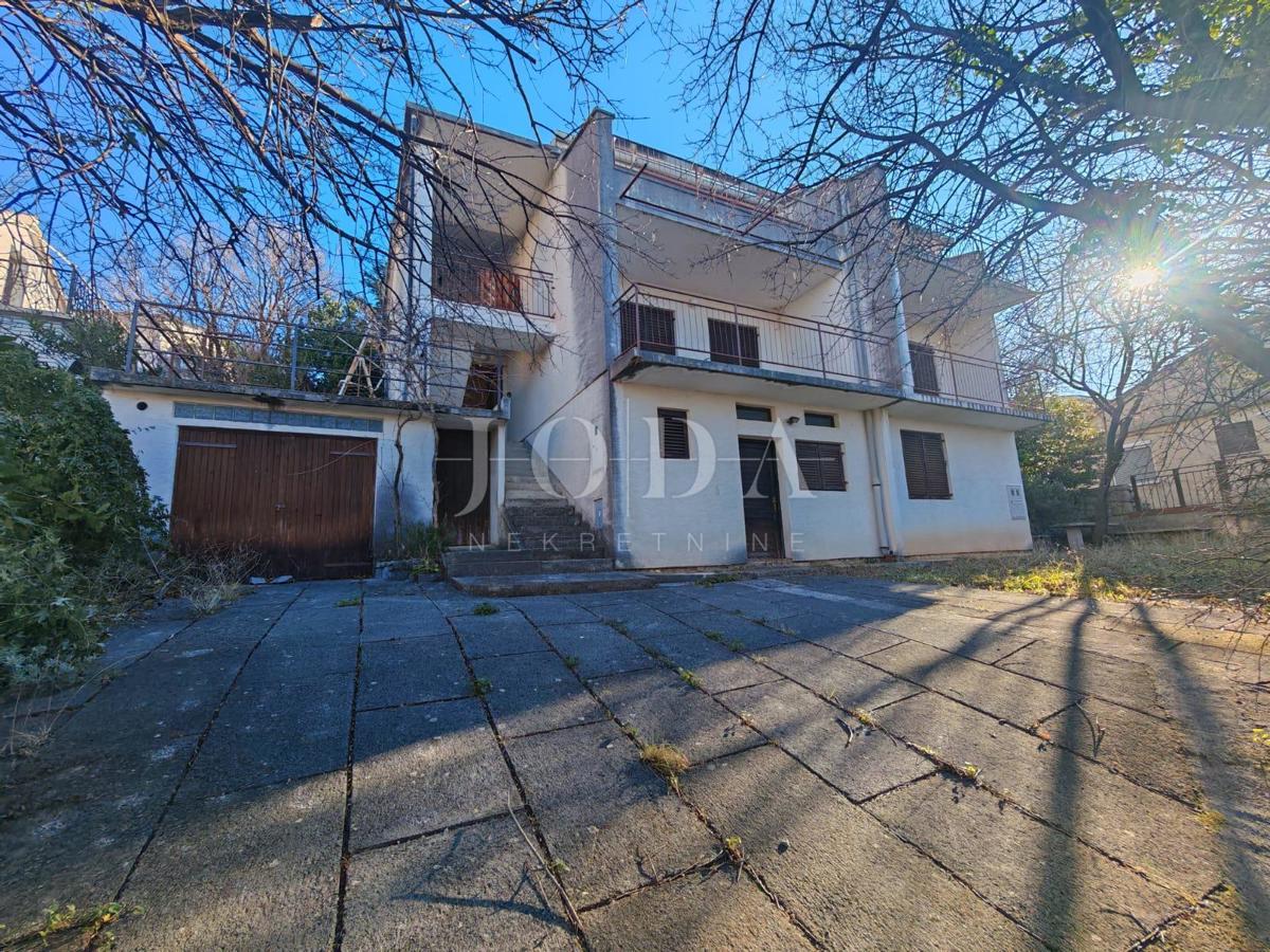 Hiša 100m od morja s 6 stanovanjskimi enotami