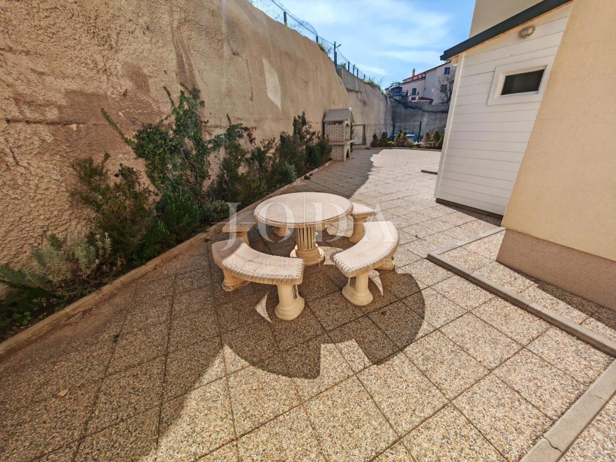 Apartma z vrtom in pogledom na morje