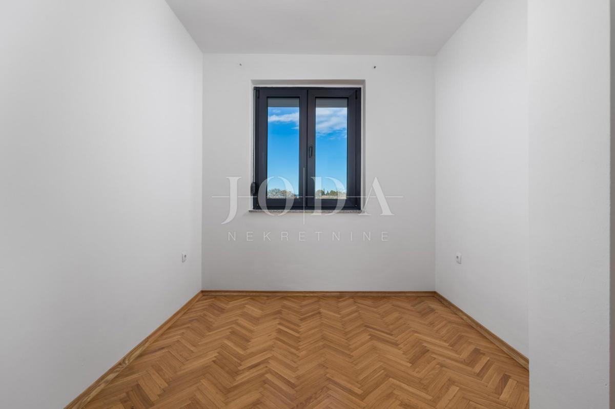 Trisobni apartma le 200 metrov od morja, Malinska