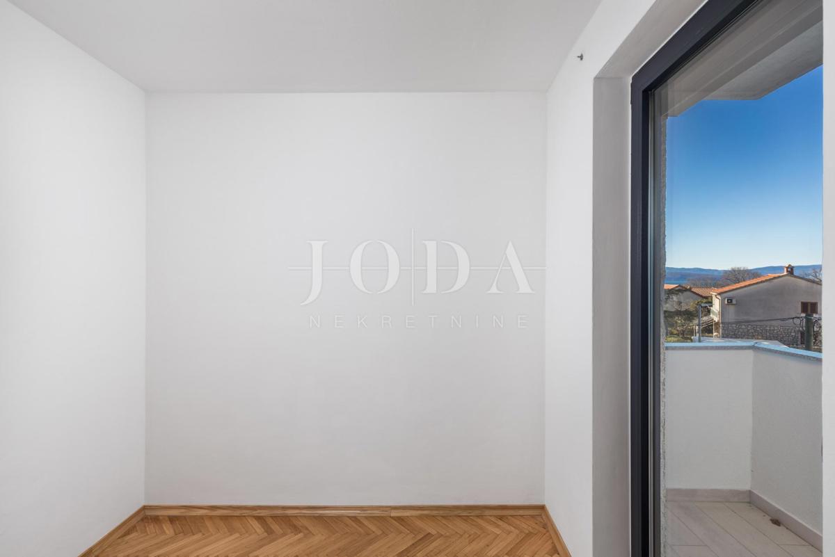 Trisobni apartma le 200 metrov od morja, Malinska