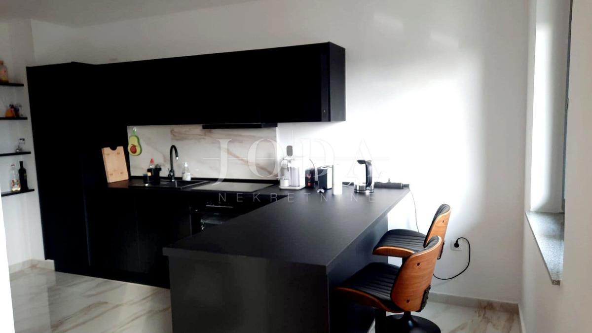 Trisobni apartma le 200 metrov od morja, Malinska