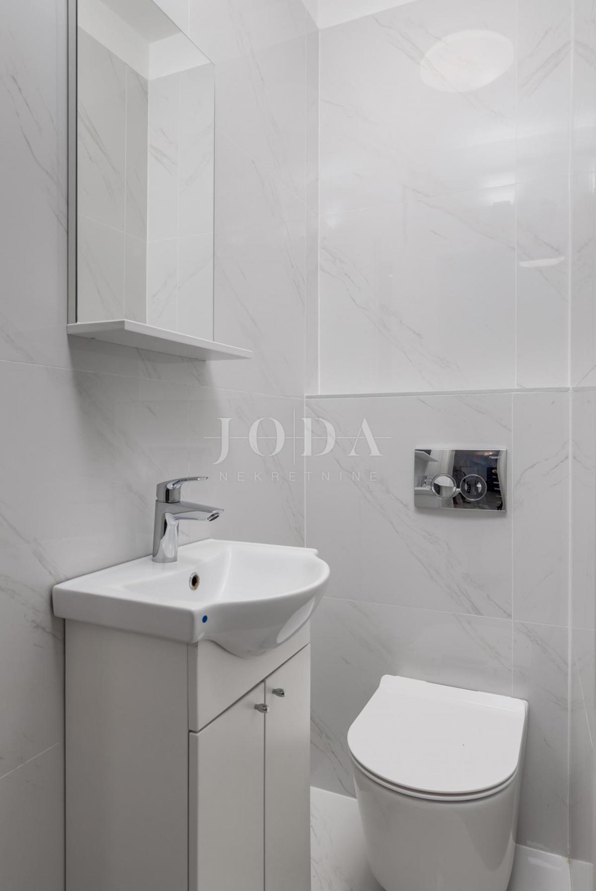 Trisobni apartma le 200 metrov od morja, Malinska
