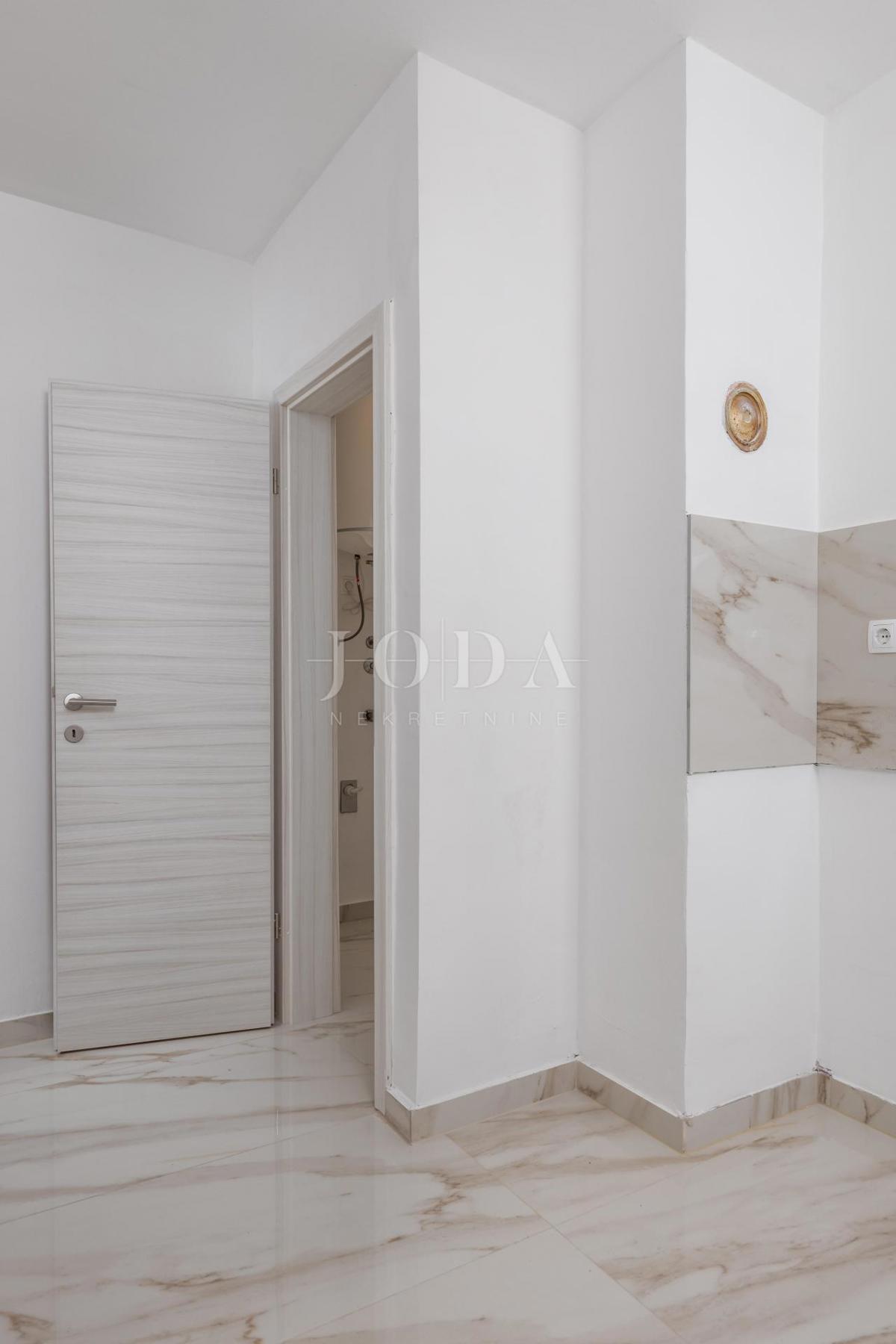 Trisobni apartma le 200 metrov od morja, Malinska