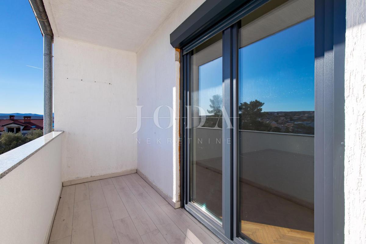 Trisobni apartma le 200 metrov od morja, Malinska