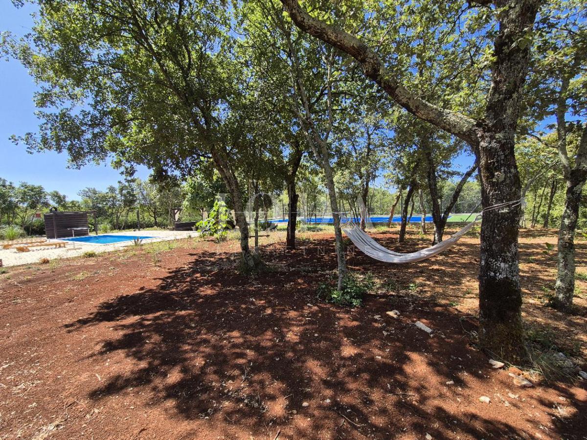 Hiša z bazenom v obnovi, otok Krk