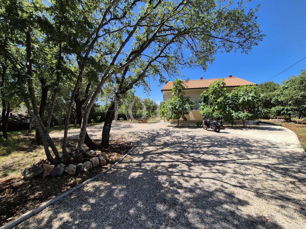 Hiša z bazenom v obnovi, otok Krk