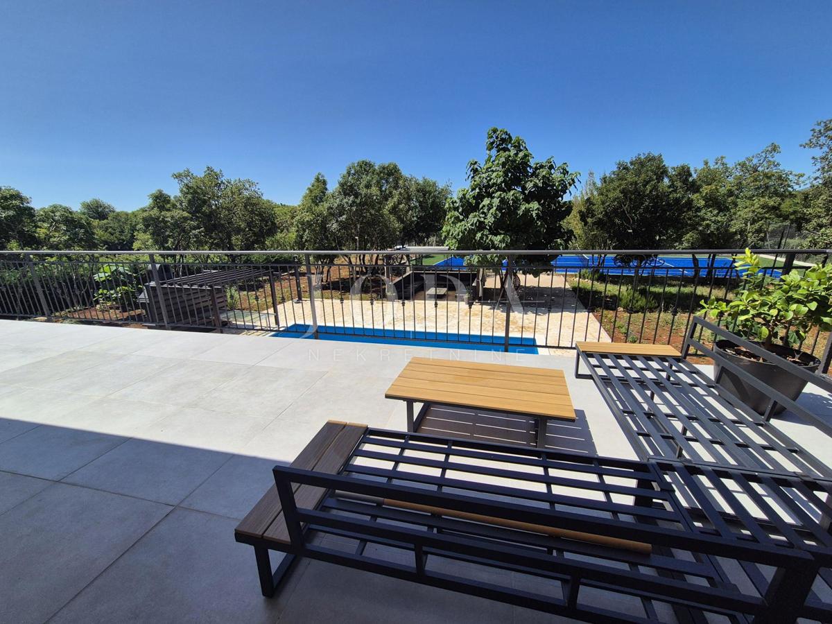 Hiša z bazenom v obnovi, otok Krk