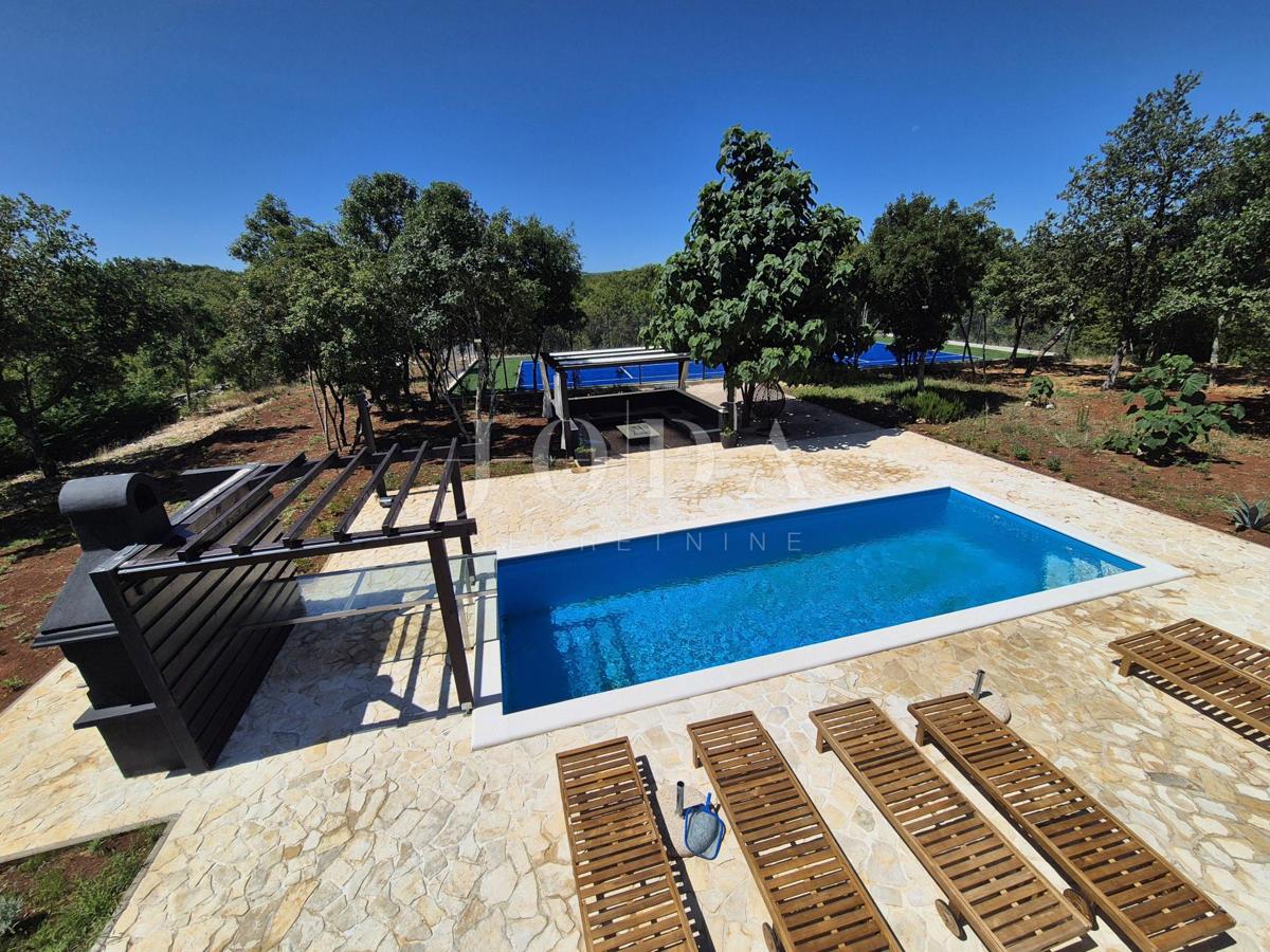 Hiša z bazenom v obnovi, otok Krk