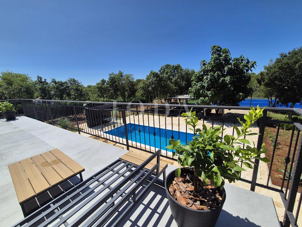 Hiša z bazenom v obnovi, otok Krk