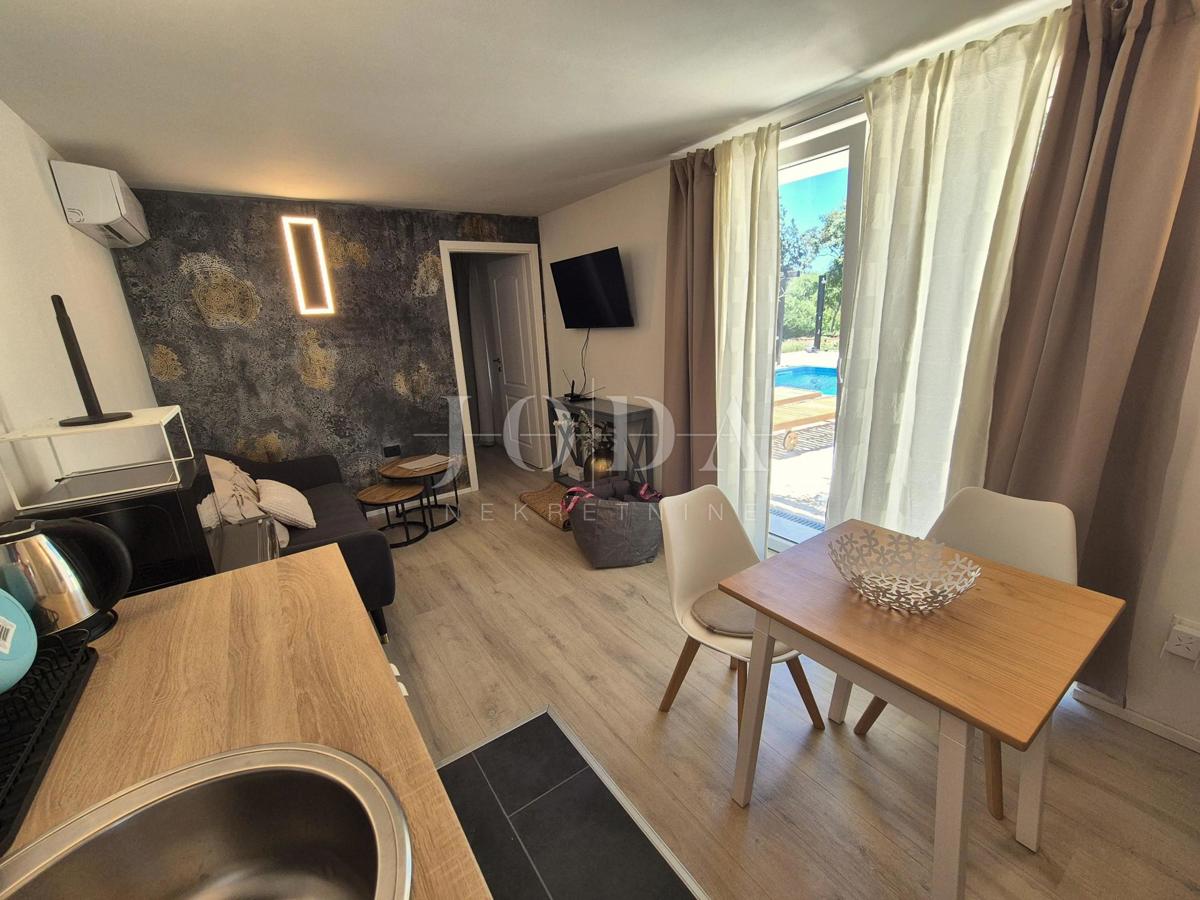 Hiša z bazenom v obnovi, otok Krk