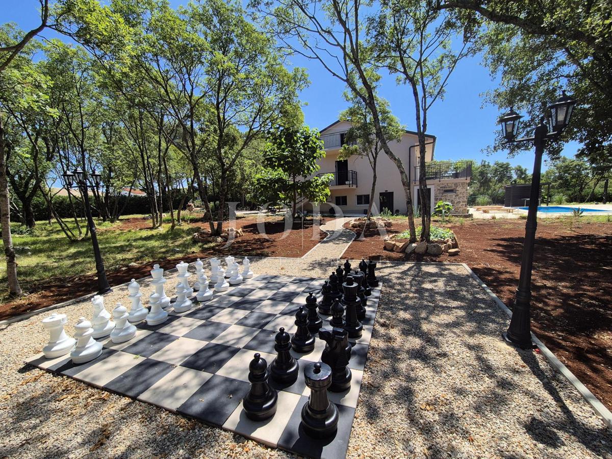 Hiša z bazenom v obnovi, otok Krk