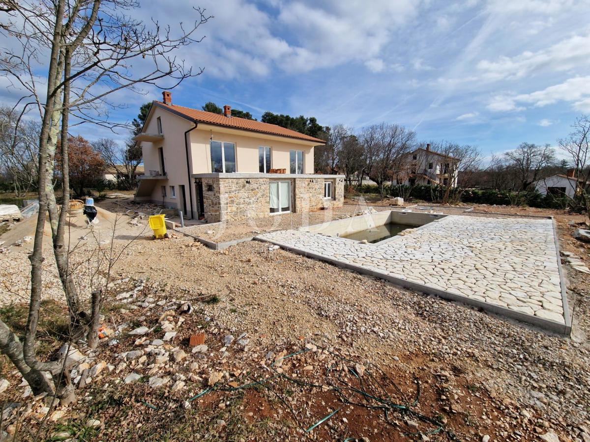Hiša z bazenom v obnovi, otok Krk