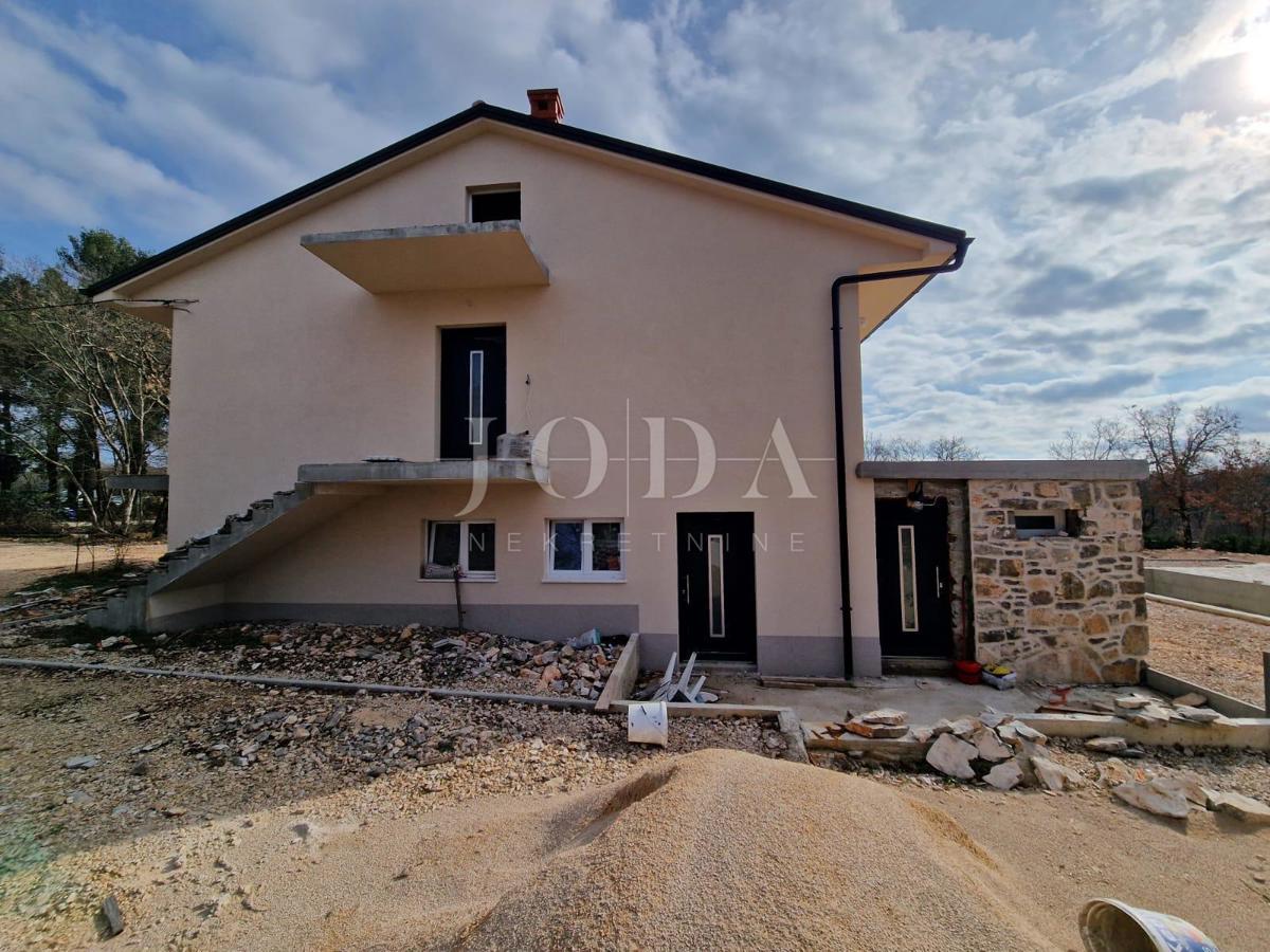 Hiša z bazenom v obnovi, otok Krk