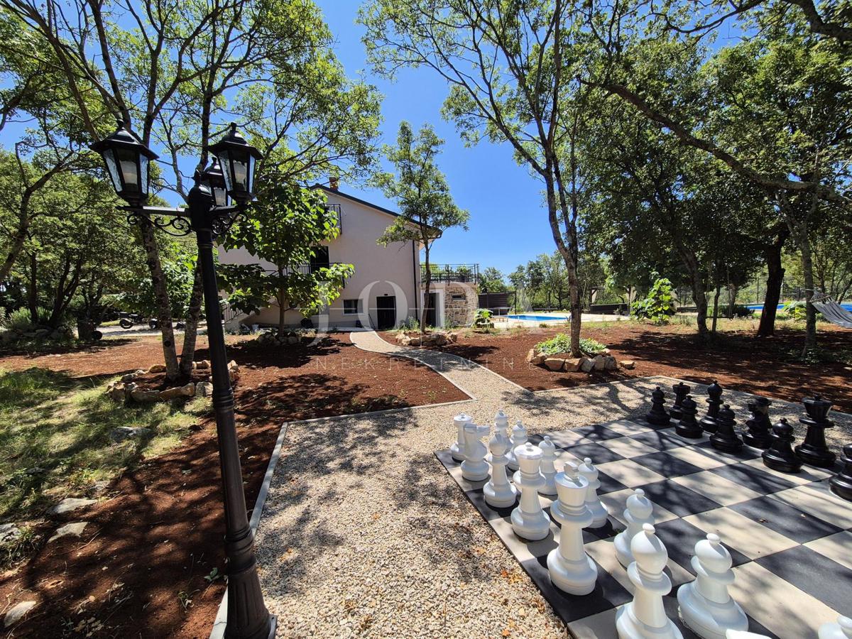 Hiša z bazenom v obnovi, otok Krk