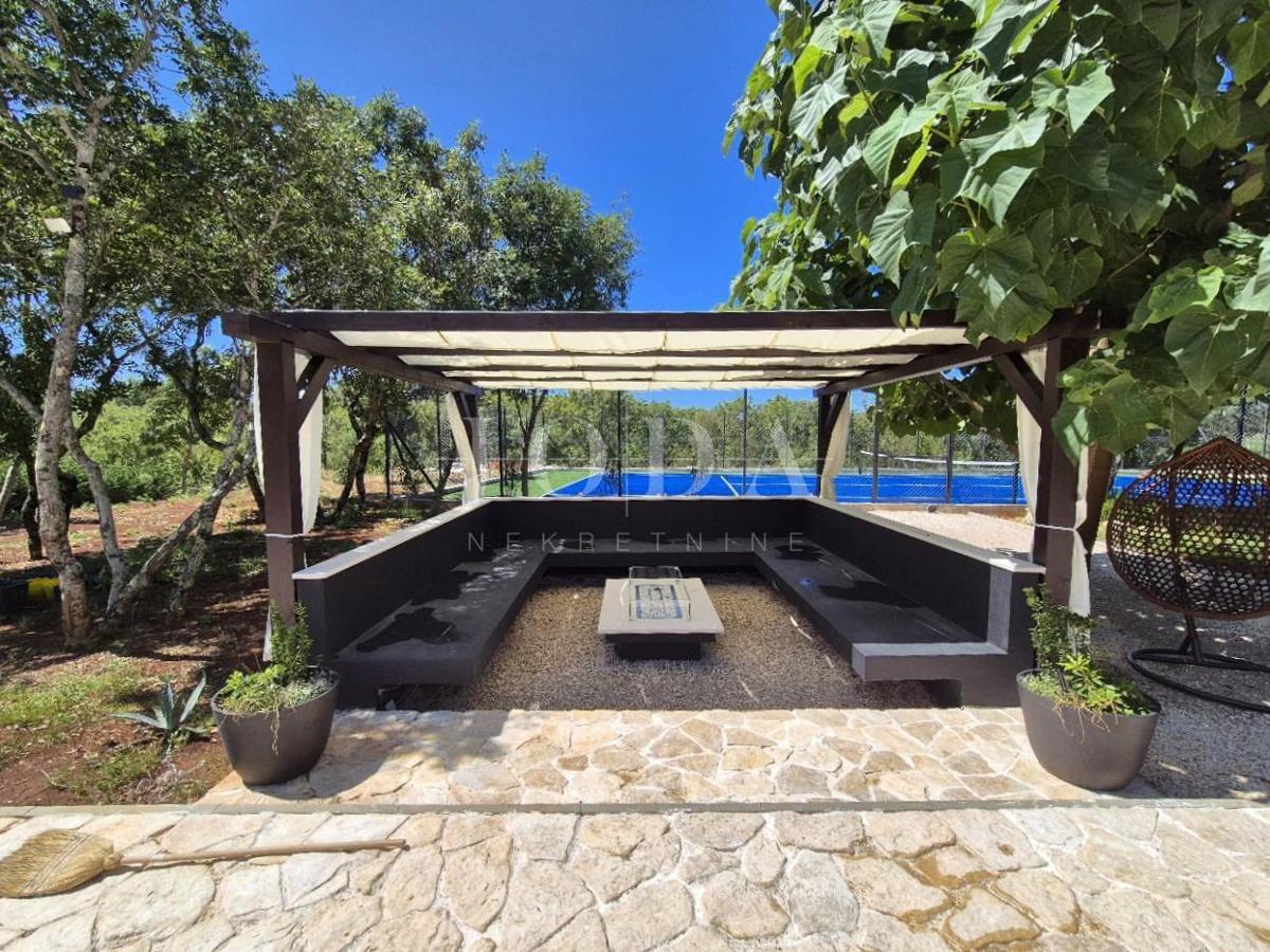 Hiša z bazenom v obnovi, otok Krk