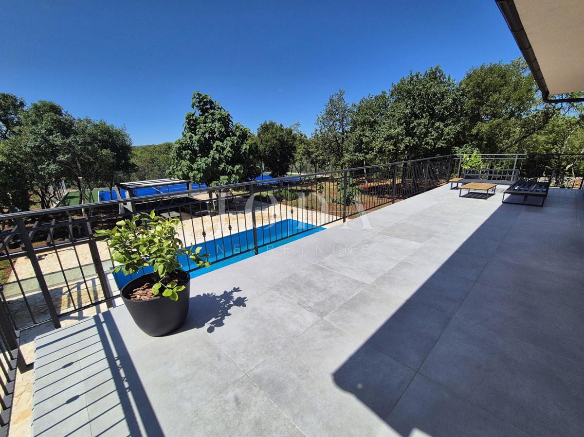 Hiša z bazenom v obnovi, otok Krk