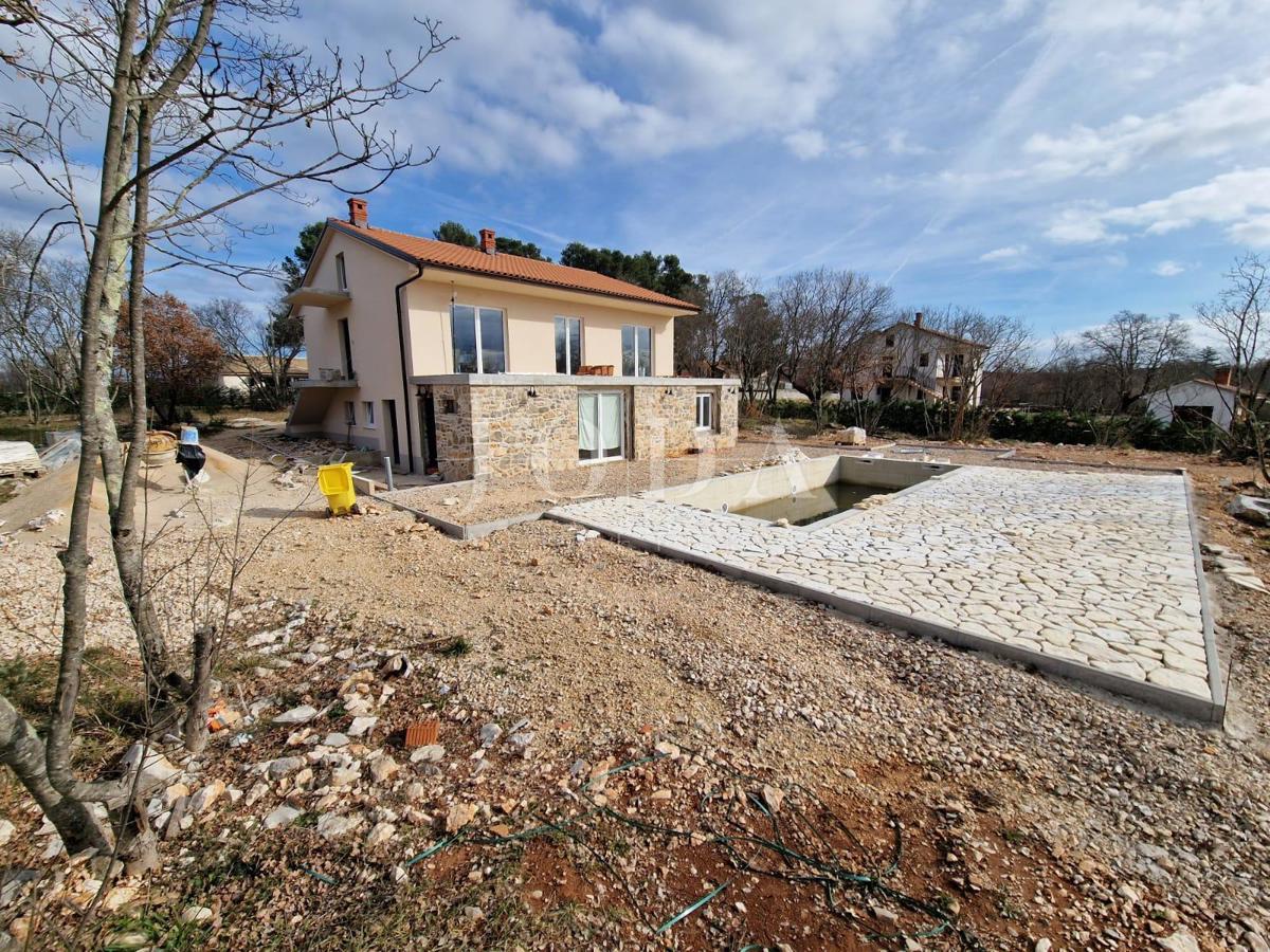 Hiša z bazenom v obnovi, otok Krk
