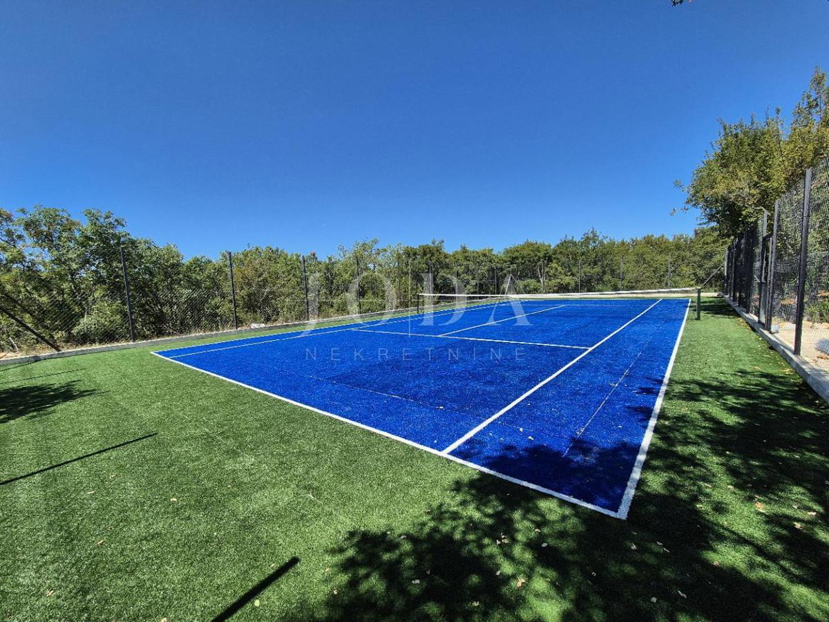 Hiša z bazenom v obnovi, otok Krk