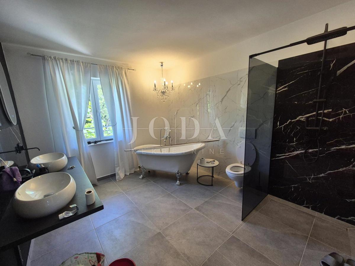 Hiša z bazenom v obnovi, otok Krk