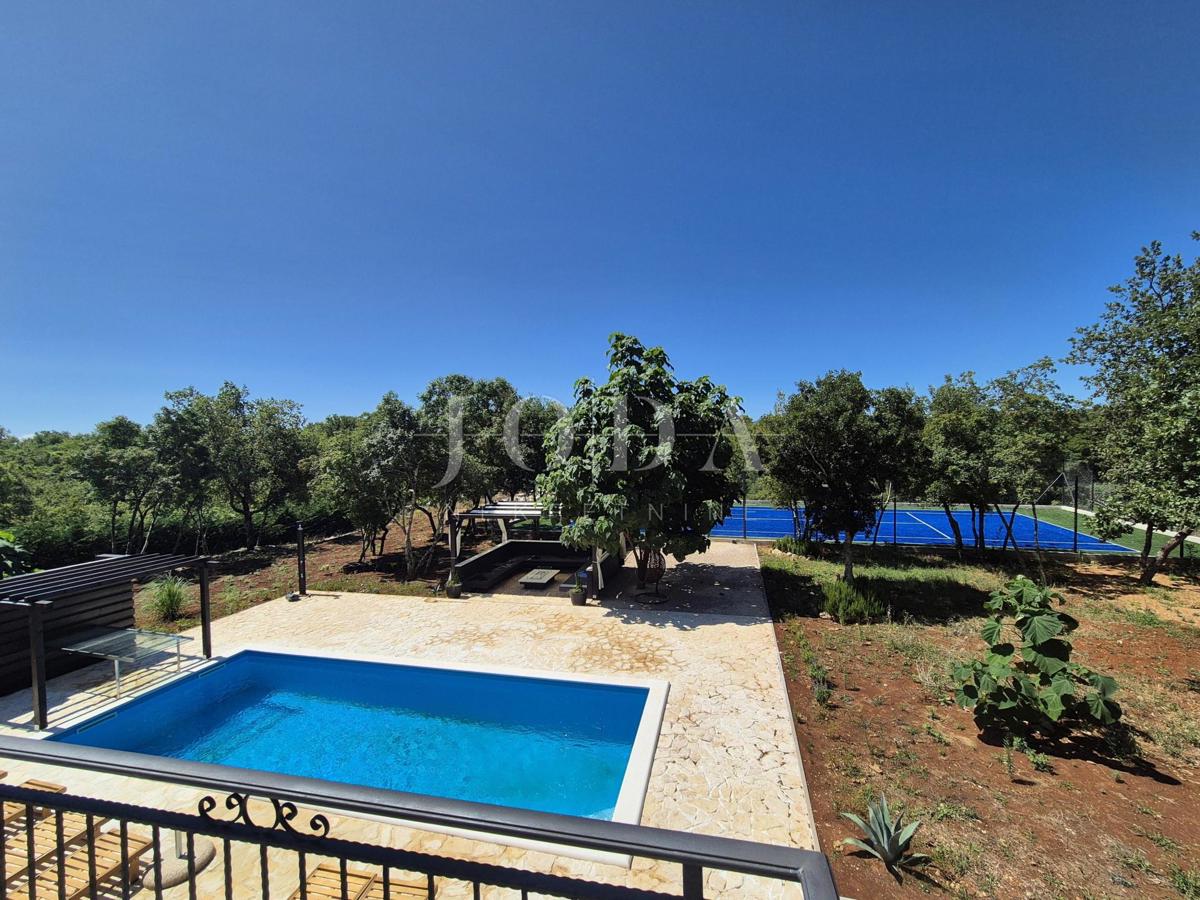 Hiša z bazenom v obnovi, otok Krk