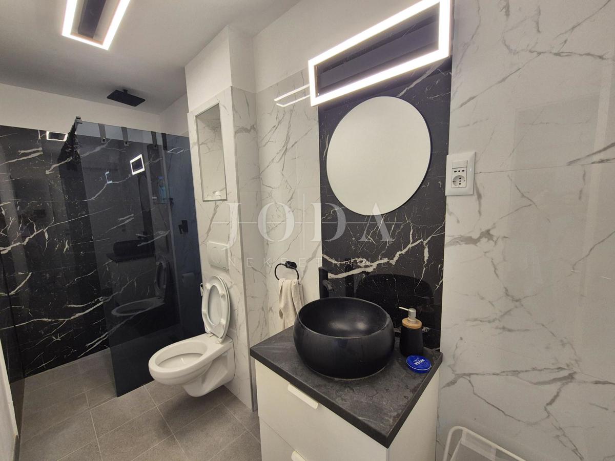 Hiša z bazenom v obnovi, otok Krk