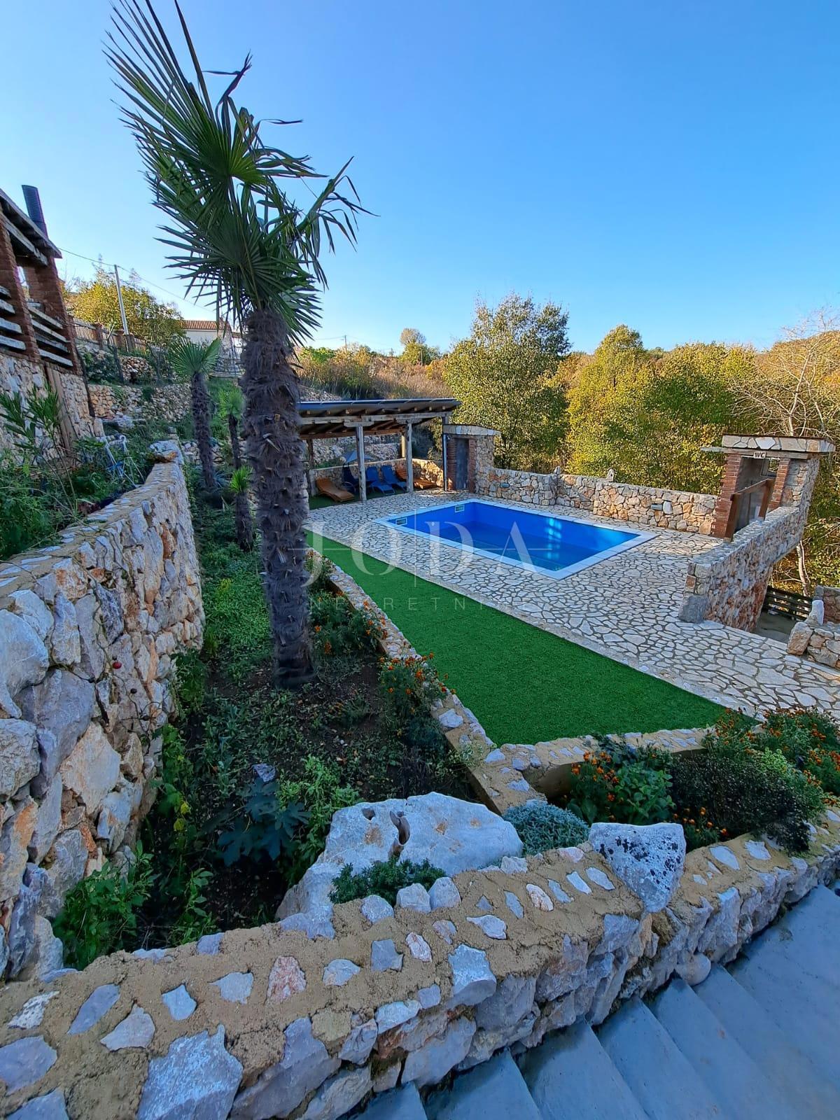 Samostojna hiša z ogrevanim bazenom, Dobrinj - otok Krk