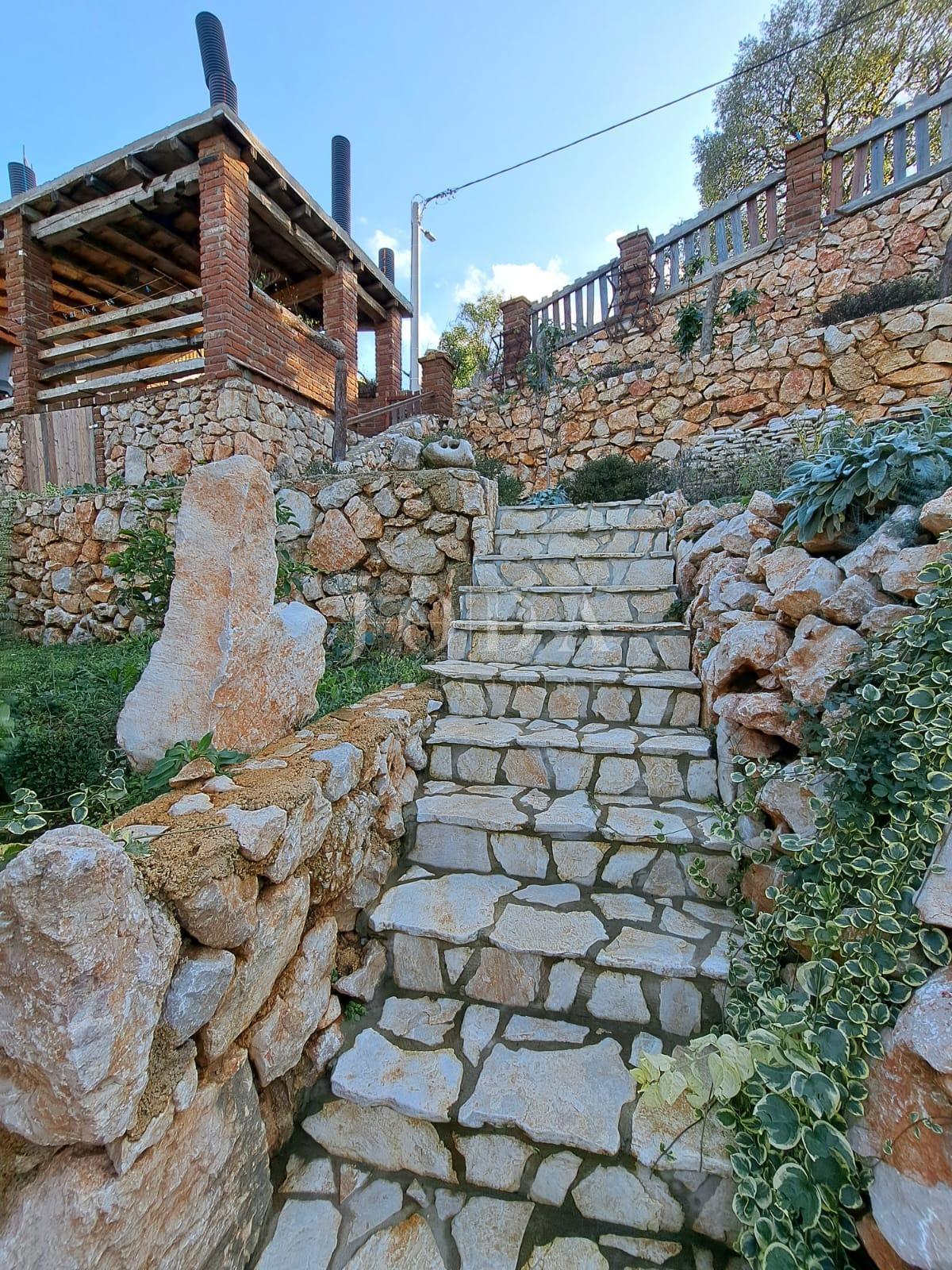 Samostojna hiša z ogrevanim bazenom, Dobrinj - otok Krk