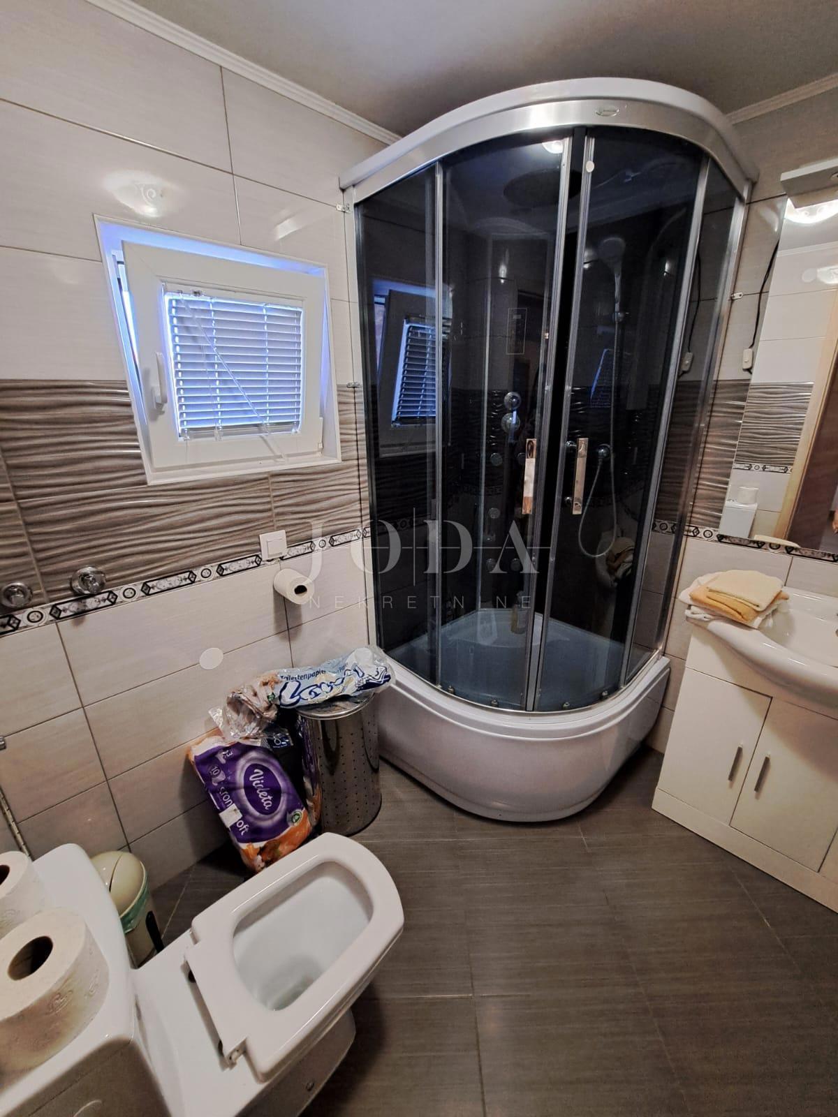 Samostojna hiša z ogrevanim bazenom, Dobrinj - otok Krk