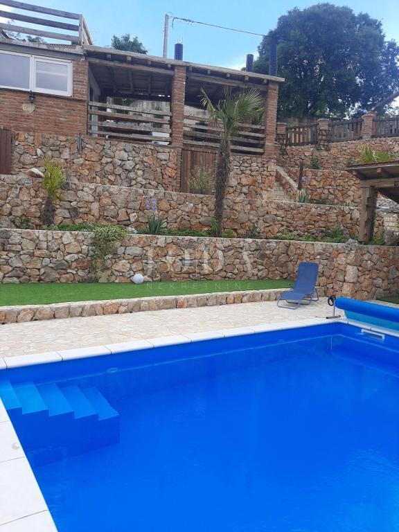 Samostojna hiša z ogrevanim bazenom, Dobrinj - otok Krk