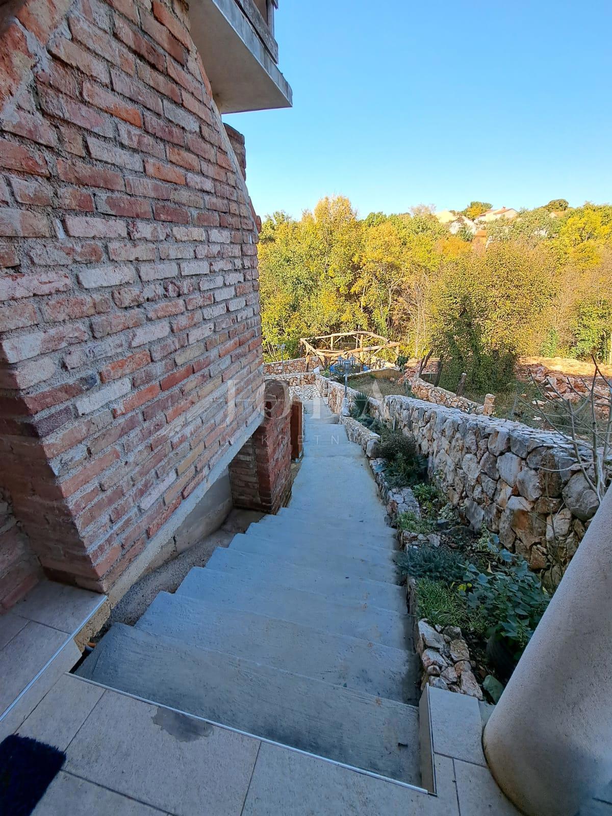 Samostojna hiša z ogrevanim bazenom, Dobrinj - otok Krk