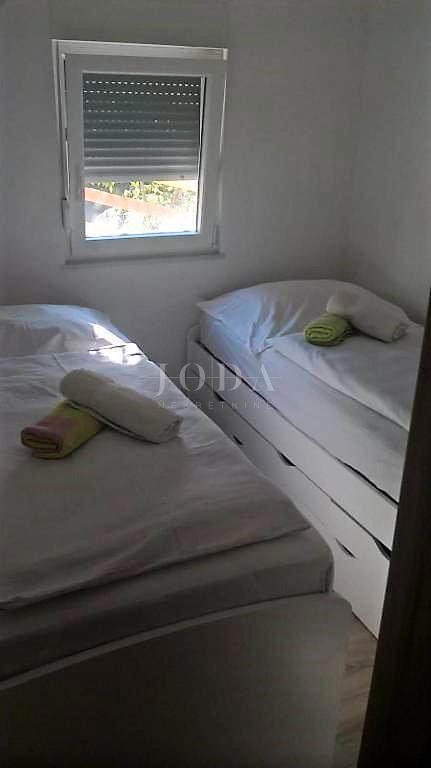 Samostojna hiša z ogrevanim bazenom, Dobrinj - otok Krk