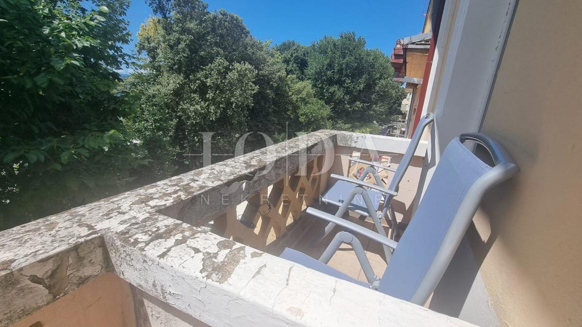 "Morska spokojnost: Luksuzno stanovanje za prodajo na očarljivi promenadi v Crikvenici"