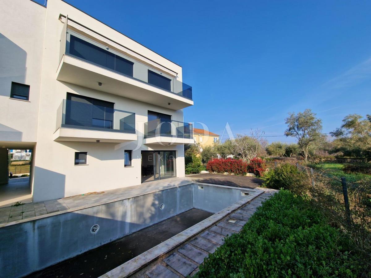 Dvonadstropno stanovanje z bazenom na mirni lokaciji