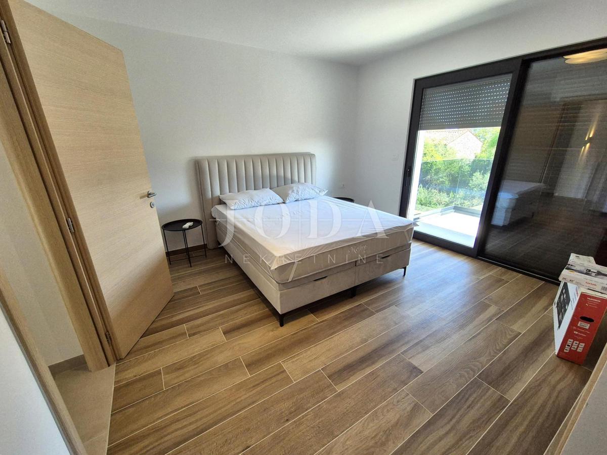 Dvonadstropno stanovanje z bazenom na mirni lokaciji