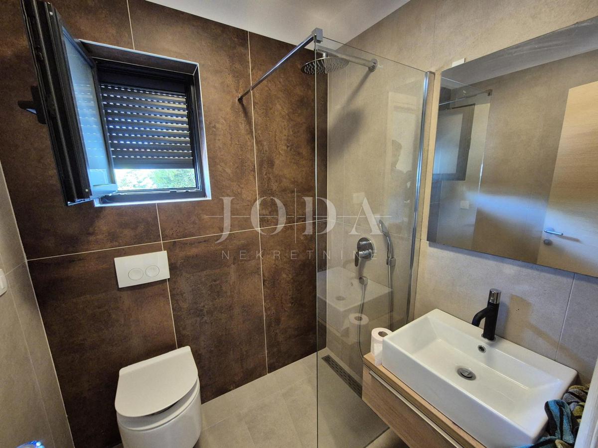 Dvonadstropno stanovanje z bazenom na mirni lokaciji