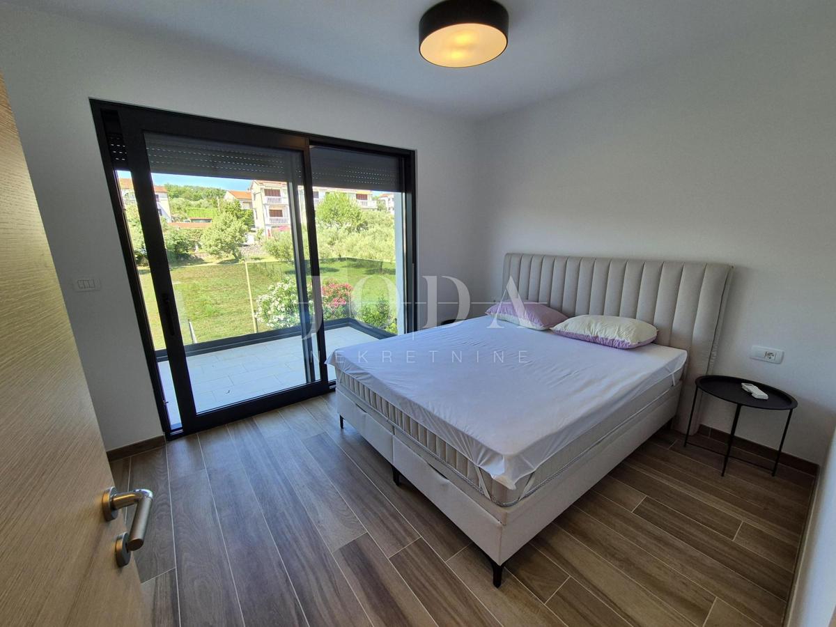 Dvonadstropno stanovanje z bazenom na mirni lokaciji