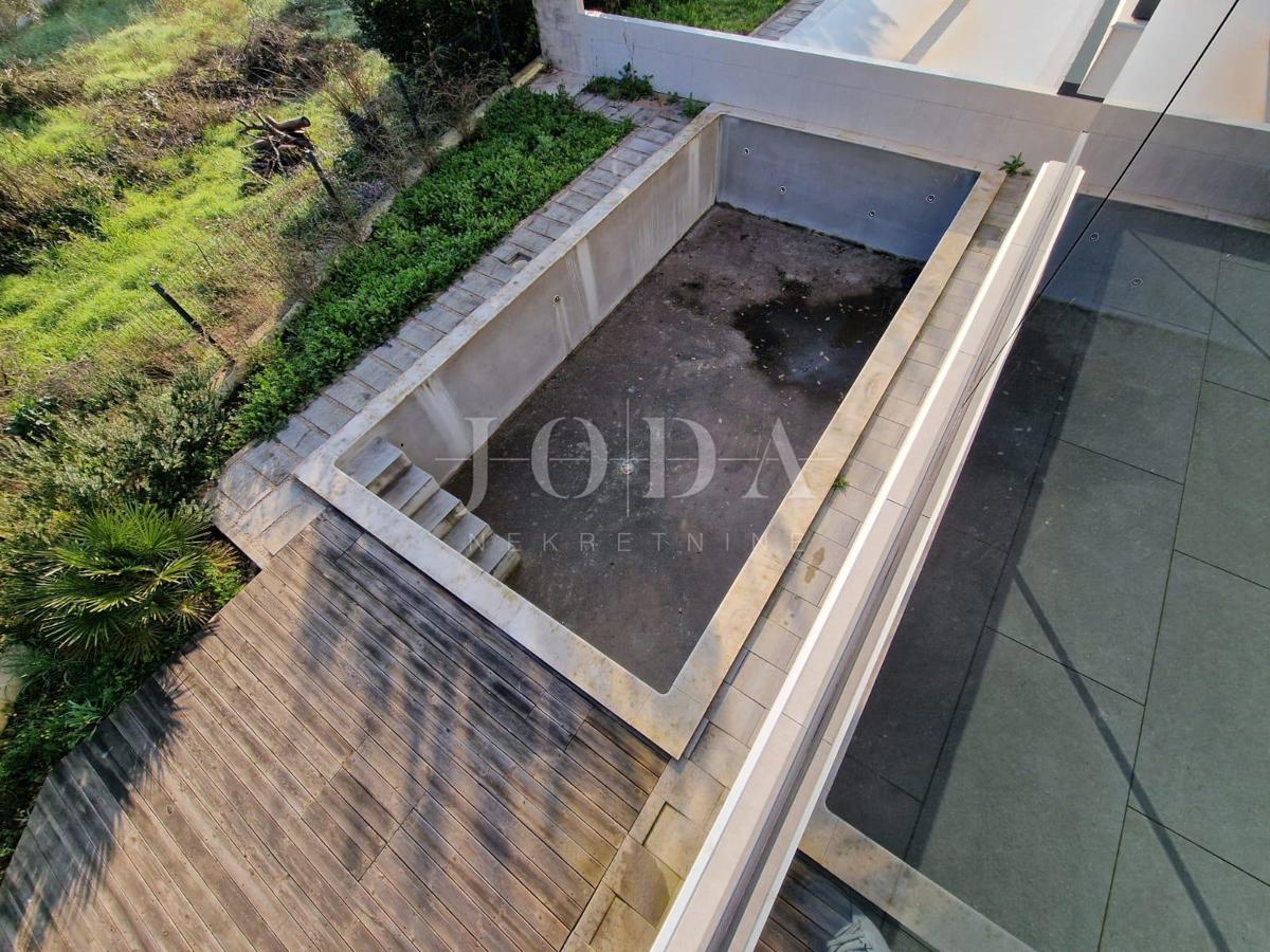 Dvonadstropno stanovanje z bazenom na mirni lokaciji