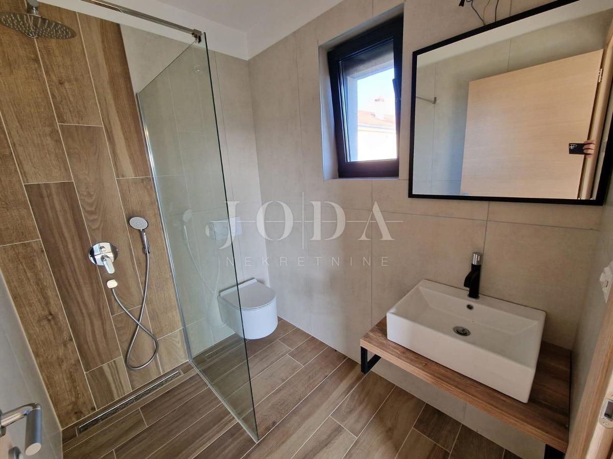 Dvonadstropno stanovanje z bazenom na mirni lokaciji