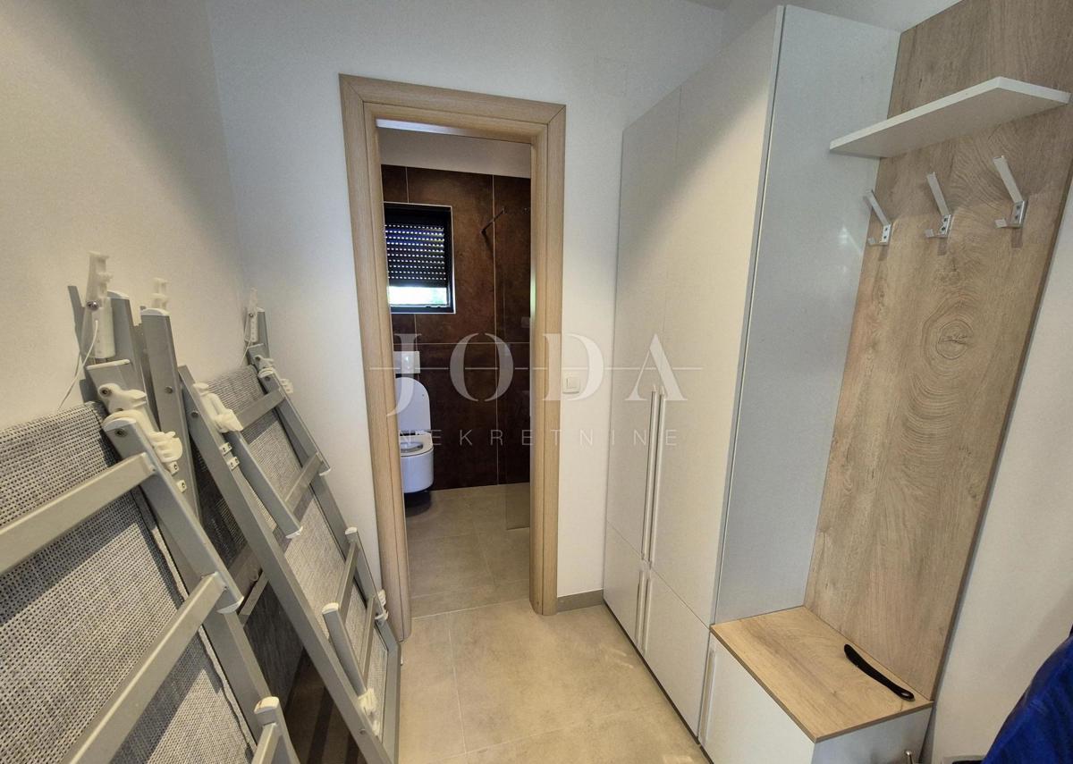 Dvonadstropno stanovanje z bazenom na mirni lokaciji