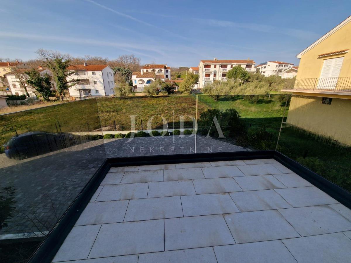 Dvonadstropno stanovanje z bazenom na mirni lokaciji