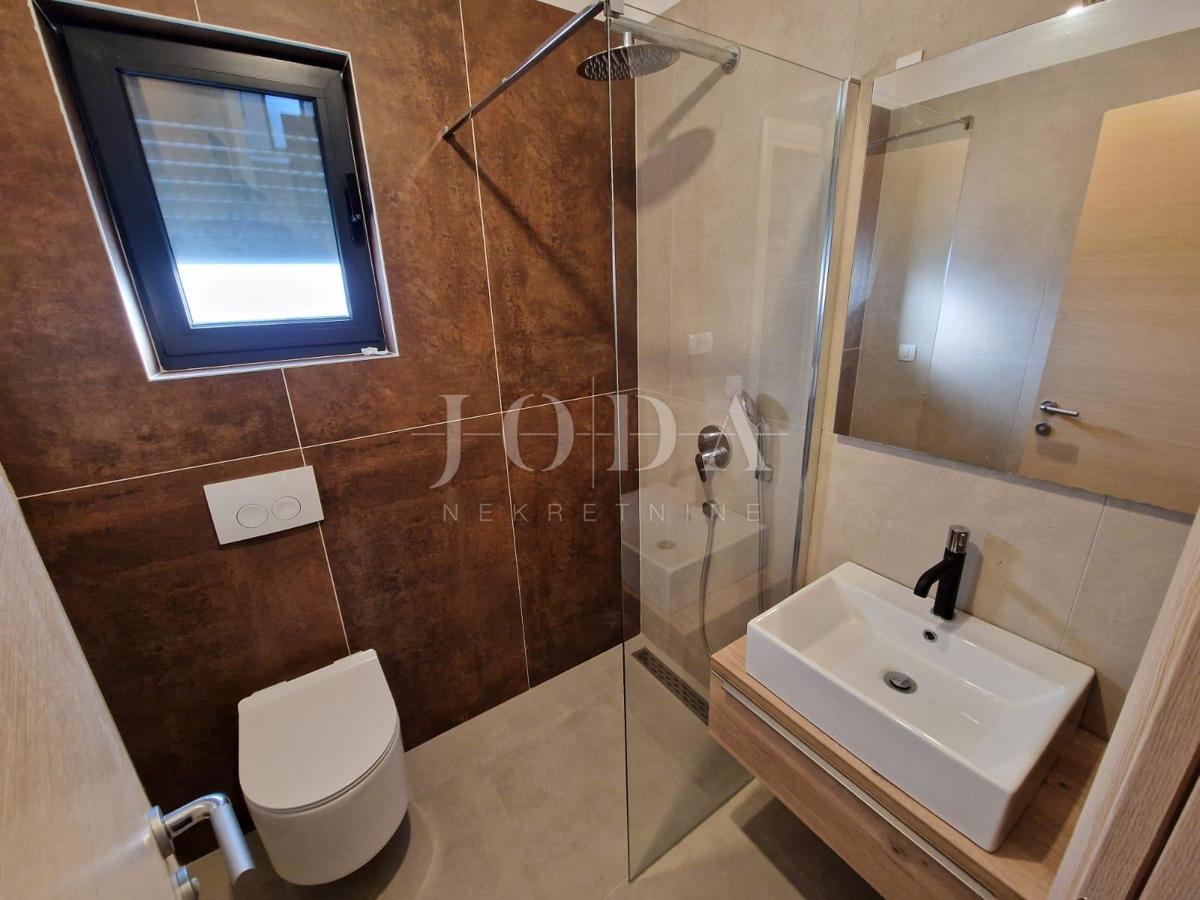 Dvonadstropno stanovanje z bazenom na mirni lokaciji