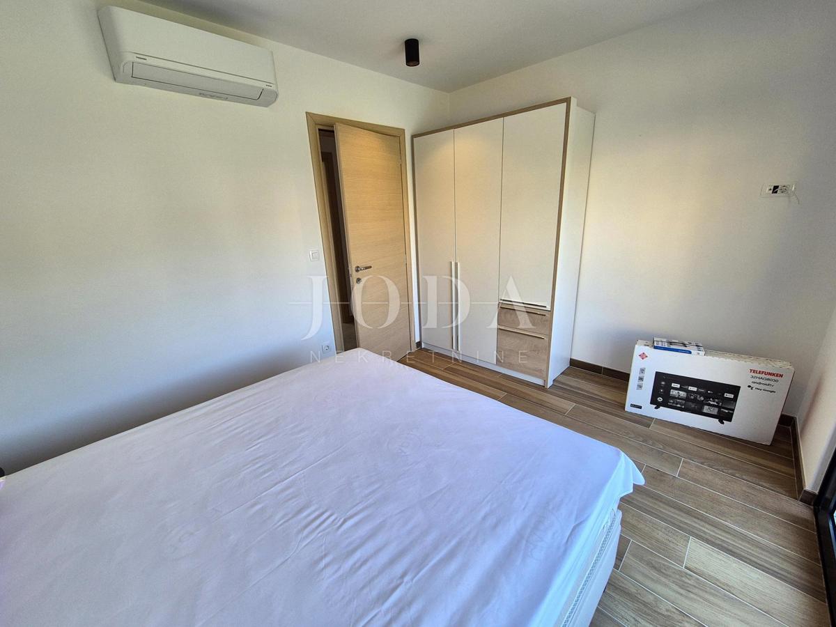 Dvonadstropno stanovanje z bazenom na mirni lokaciji